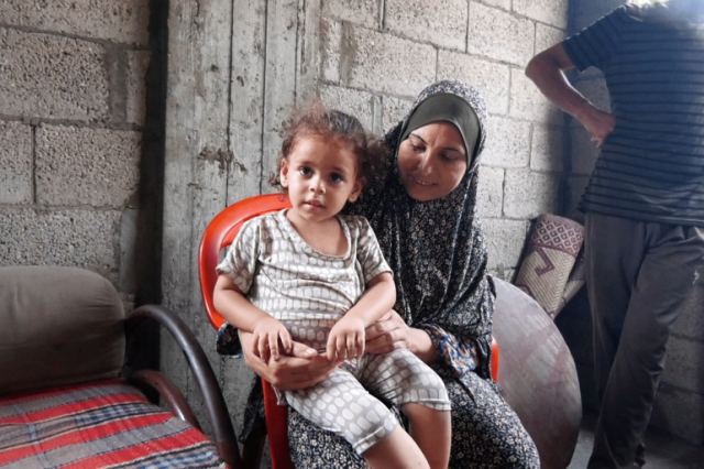 إيلاف وسمر وعلاء.. أطفال تحتضنهم أسر بديلة بعد أن يتمتهم الحرب على غزة