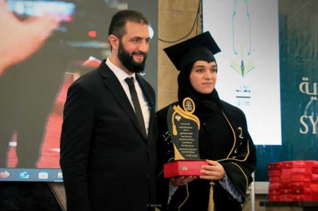 ظهرت بعباءة التخرج وألقت كلمة.. الرئيس السوري يحتفل بتخرج عقيلته من الجامعة