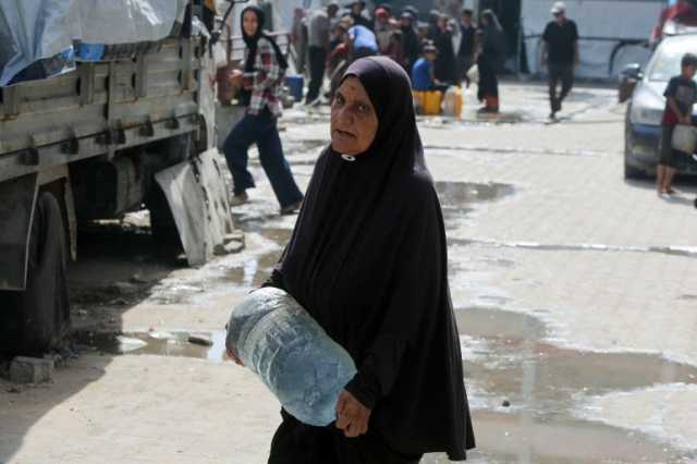 فلسطينيون في الضفة يستحمون بقارورة ماء والإسرائيليون يملؤون المسابح