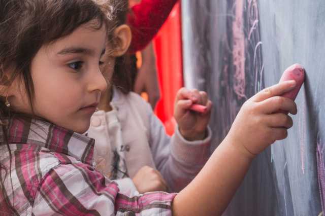 التعليم في زمن الإبادة.. 6 طرق مجرّبة لاستئناف الدراسة خلال الحروب