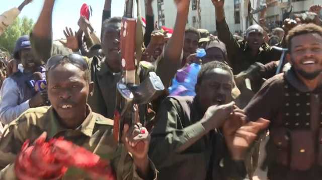 احتفالات بعد استعادة الجيش السوداني السيطرة على مقر قيادته