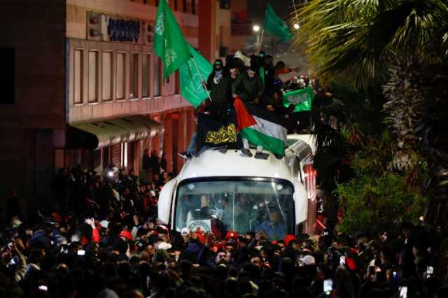 رغم مضايقات الاحتلال.. الفلسطينيون يحتفلون بتحرير أسراهم