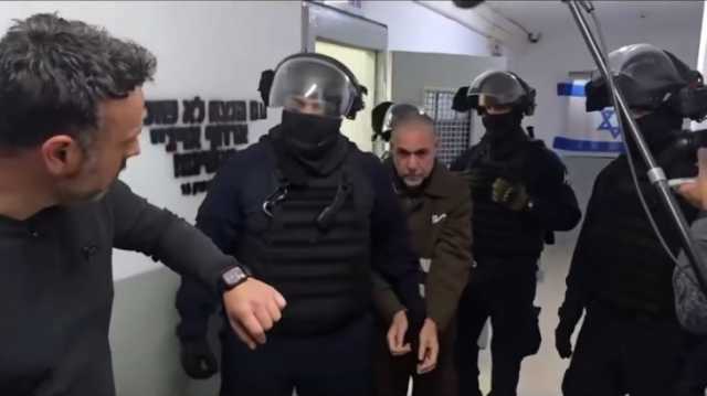 مقاوما مثل غزة.. يقف الدكتور أبو صفية في وجه سجانه الإسرائيلي