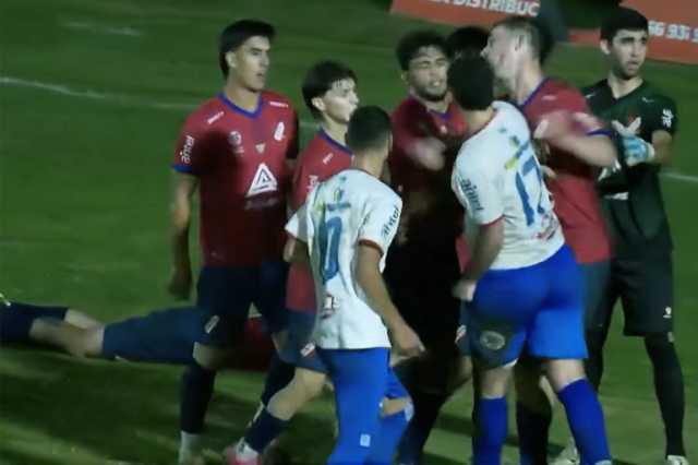شاهد.. لاعب كرة يلكم منافسه على طريقة تايسون
