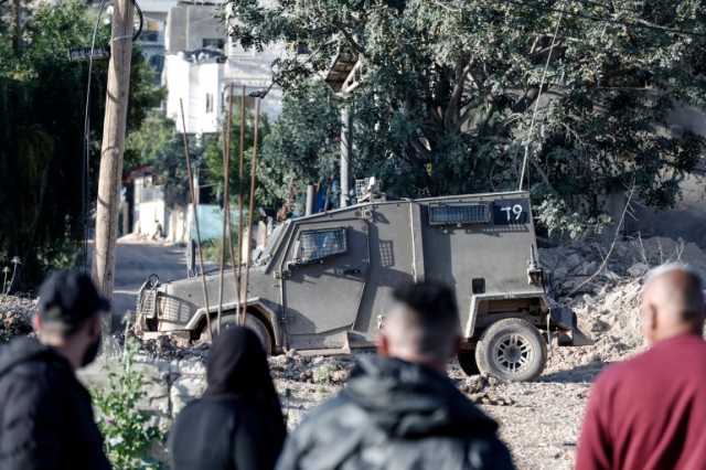 شهيد بطوباس ومستوطنون يحرقون منشآت ويعتدون على فلسطينيين بالضفة