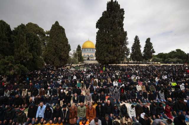 80 ألف فلسطيني يؤدون صلاة الجمعة بالأقصى رغم حواجز الاحتلال