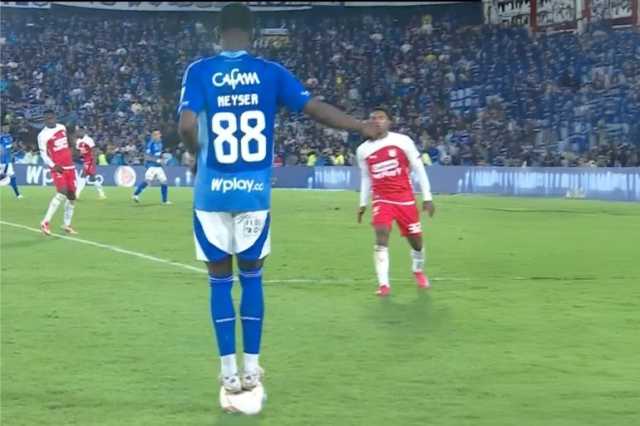 شاهد.. لقطة مستفزة من لاعب تُوقف مباراة
