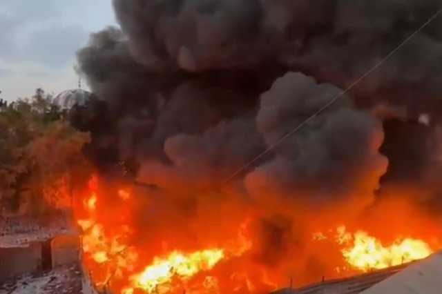حريق ضخم في مخازن تموينية بغزة وإخلاء مركز إيواء للنازحين