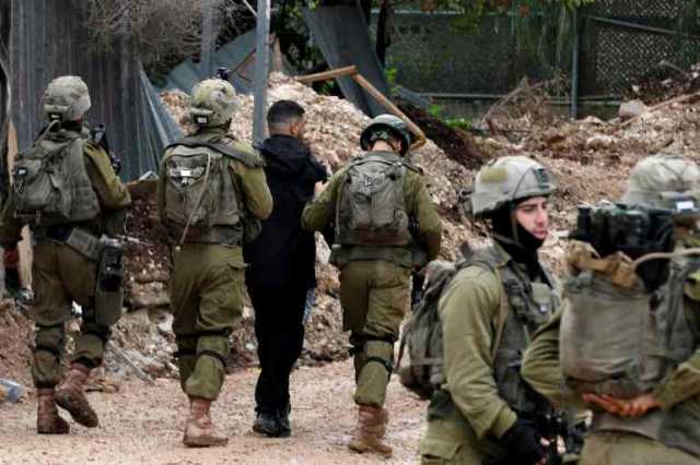 اقتحامات بأنحاء الضفة والاحتلال يعتقل عائلة منفذ عملية الطعن بالقدس