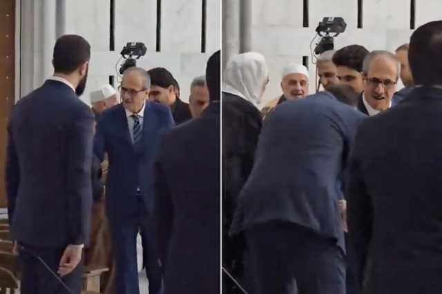 شاهد.. أحمد الشرع ينحني لتقبيل يد والده بعد صلاة العيد في قصر الشعب