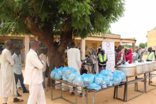 قطر الخيرية تقدم مساعدات غذائية لتكايا النازحين بالسودان