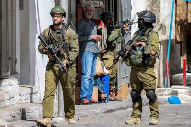 قوات الاحتلال تعتقل العشرات بالضفة ومستوطنون يقتحمون الأقصى