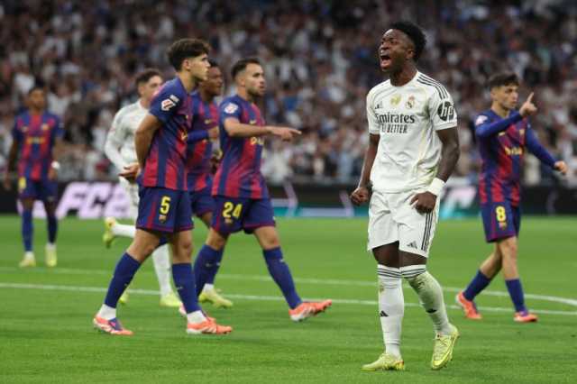 أطفال واجهوا رجالا في الكلاسيكو.. فينغر يقسو على برشلونة