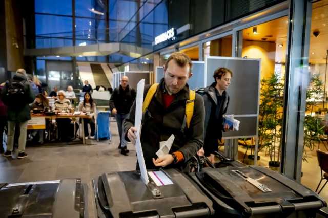 الهولنديون يصوتون في الانتخابات العامة المبكرة