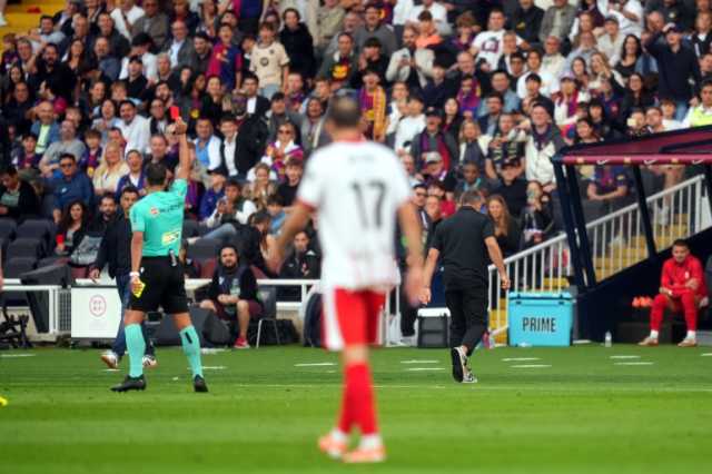 الحكم مانزانو وهواية طرد لاعبي ومدربي برشلونة بينهم ميسي وفليك