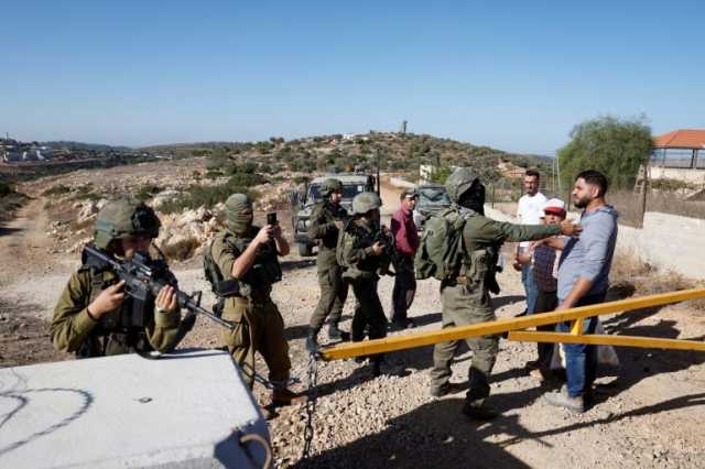 المستوطنون يواصلون اعتداءاتهم على قاطفي الزيتون والاحتلال يعتقل 9 فلسطينيين بالضفة