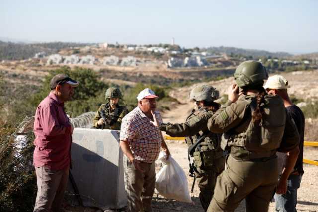 مستوطنون يهاجمون قاطفي الزيتون ومنازل الفلسطينيين بالضفة