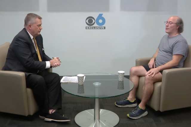 أسئلة صحفي مخضرم تدفع أميركيا للاعتراف بجريمة قتل والديه أمام الكاميرا