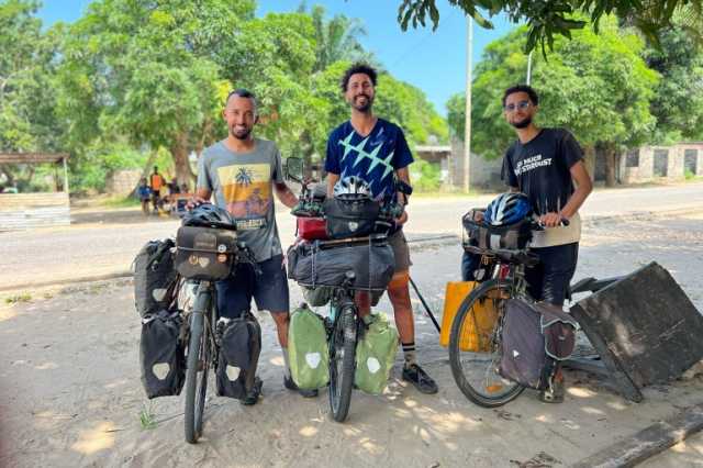 رحلات مغاربة في أفريقيا بالدراجات أو السفر بعيدا عن المألوف