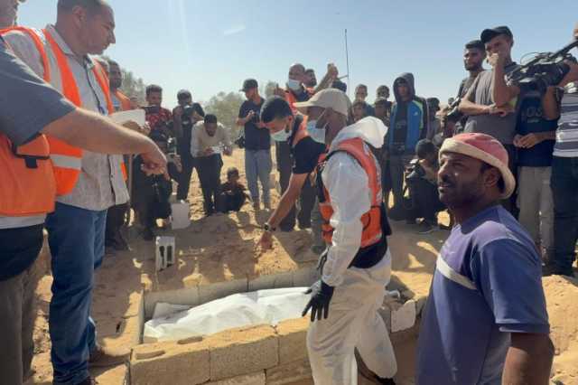طواقم الإنقاذ في غزة يبحثون بأيديهم عن عظام الشهداء تحت الركام