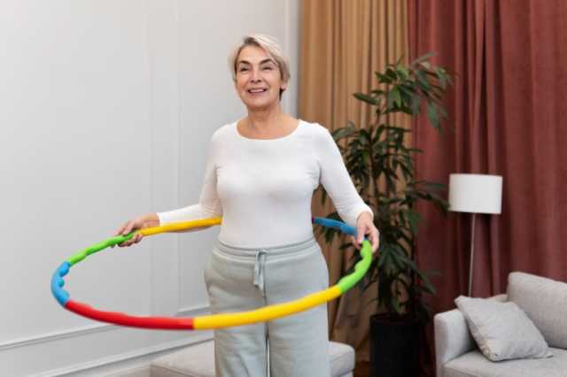 الهولا هوب.. تمرين ممتع يعزز اللياقة بعد سن الـ60