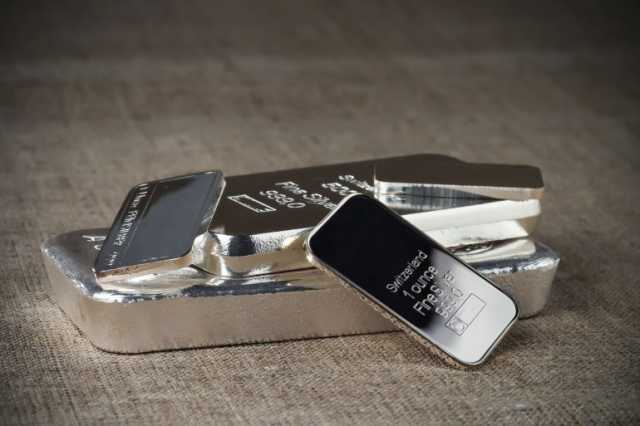 ارتفاع قياسي للفضة والذهب يستقر مع ترقب خفض الفائدة بأميركا