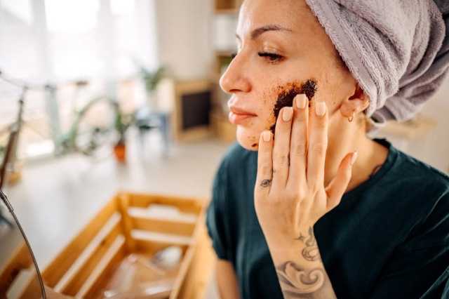 تفل القهوة.. وصفة منزلية لشعر أكثر صحة ولمعانا