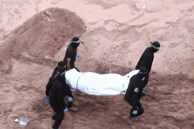 القسام تعتزم تسليم جثث 3 أسرى إسرائيليين مساء اليوم