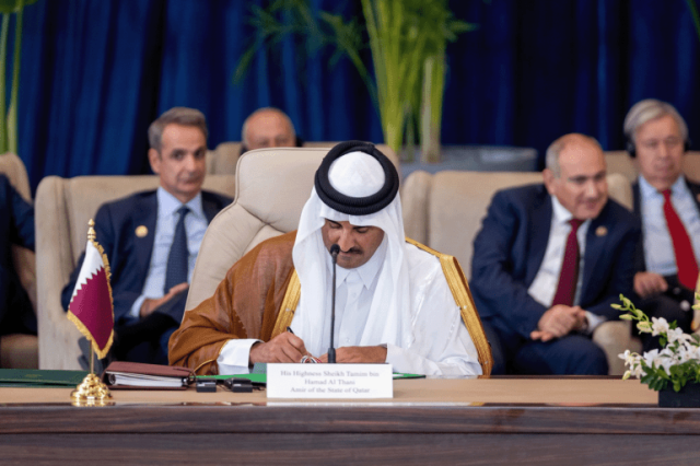 أمير قطر: سعداء بما أسفرت عنه قمة شرم الشيخ للسلام من نتائج إيجابية