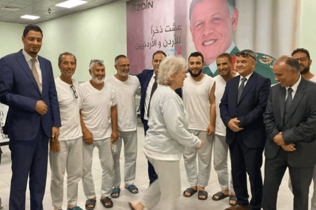 عودة نشطاء أسطول الصمود للأردن وشهادات عن التنكيل بهم في سجون الاحتلال