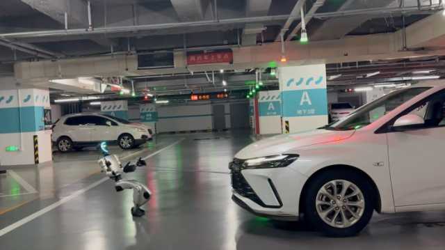 شاهد: روبوت يجر سيارة تزن 1400 كيلوغرام بكل سهولة