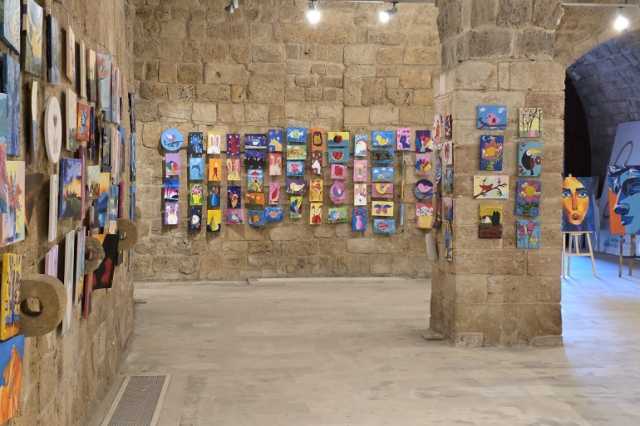 معرض لبنان بالألوان: أطفال يحولون مشاهد الحرب إلى لوحات مليئة بالأمل والحياة