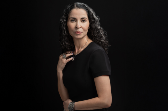 المغربية ليلى العلمي.. أميركية أخرى تمزج الإنجليزية بالعربية