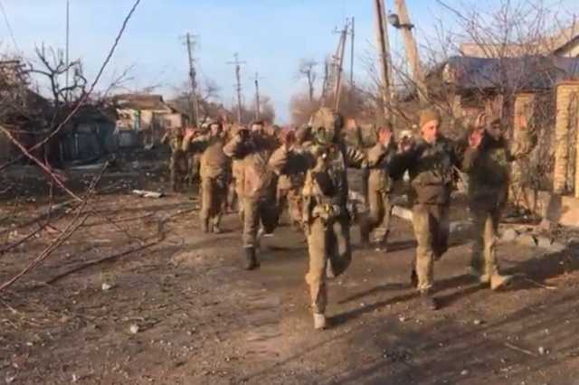 حقيقة فيديو استسلام جنود أوكرانيين للقوات الروسية في كوبيانسك