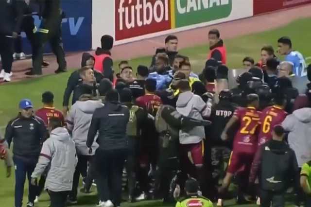شاهد.. معركة بالملعب و17 حالة طرد في مباراة بكأس بوليفيا
