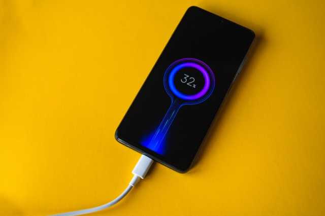 غوغل تعاقب تطبيقات أندرويد التي تستهلك البطارية بشكل كبير