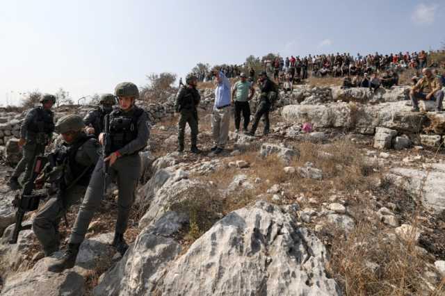 إصابة مزارعين وصحفيين ومتضامنين أجانب بهجمات مستوطنين في الضفة