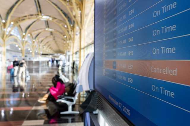 تفاؤل جمهوري بشأن الإغلاق الحكومي وشركات الطيران الأميركية تلغي مزيدا من الرحلات