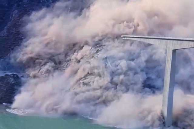 شاهد.. انهيار جسر هونغتشي في الصين بعد أشهر من افتتاحه