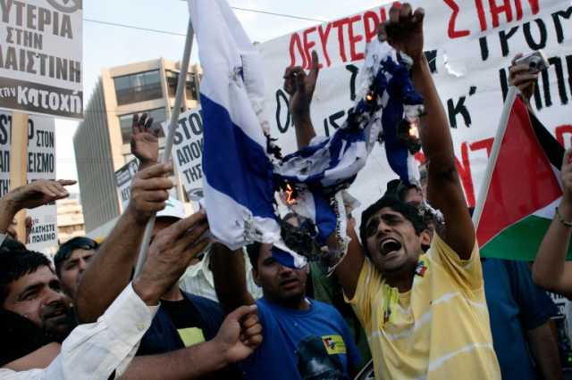 مئات السياح الإسرائيليين محاصرون بميناء يوناني بسبب مظاهرة مؤيدة لغزة