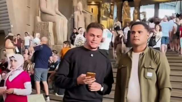 شاب يثير الجدل بعد تلاوته آيات قرآنية عن فرعون داخل المتحف المصري الكبير