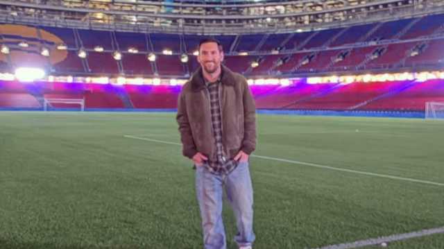 ميسي يتسلل لملعب برشلونة ليلا والناشطون ينقسمون بين الحنين والانتقاد