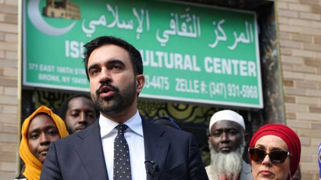 يأكل الكنافة ويتحدث العربية.. تفاعل واسع مع تقدم ممداني بانتخابات نيويورك