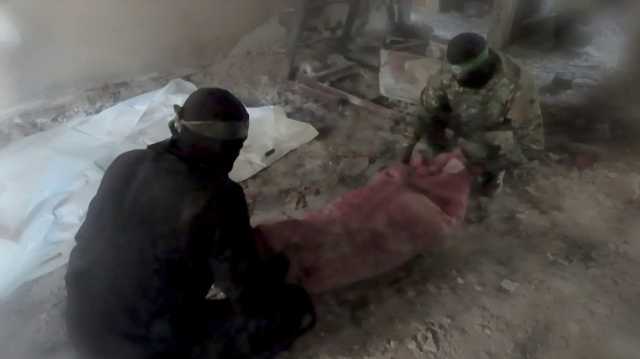 حرب إعلامية أم تضليل حقيقي؟.. القسام تنشر فيديو لعملية استخراج جثث الأسرى