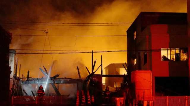 شاهد.. حريق ضخم يلتهم 170 بناية سكنية جنوبي اليابان