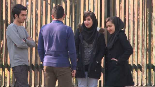 ولدوا تحت الحصار.. كيف يرسم شباب إيران مستقبلهم في اقتصاد مغلق؟