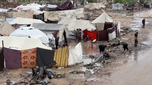 وضع مخيف.. منخفض جوي يغرق خيام النازحين ويفاقم مأساة غزة