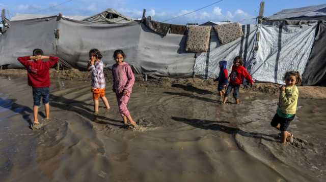 الأمطار والبرد القارس يفاقمان محنة النازحين في خيام غزة