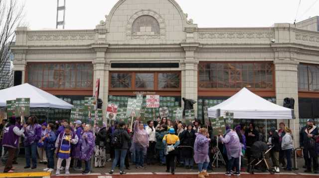 لا عقود لا قهوة.. ثورة الكوب الأحمر لعمال ستاربكس تشعل المنصات
