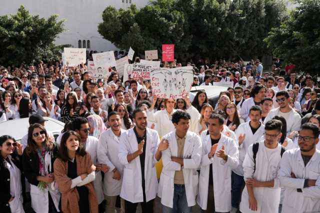 آلاف الأطباء في تونس يضربون للمطالبة بزيادة الأجور